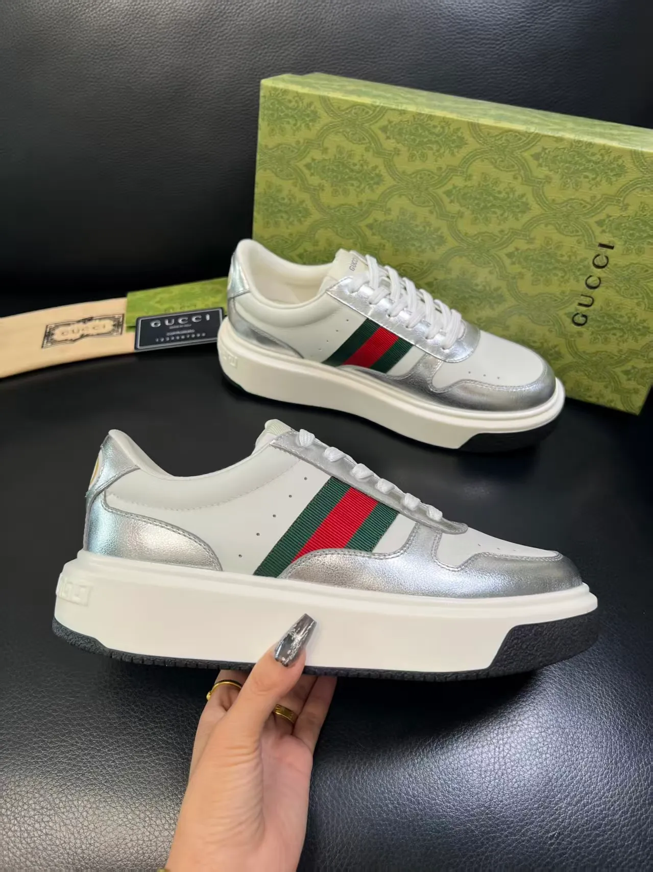 P460 new men's shoes GUCCI [Lightning] latest shoes are shipped. Original quality, fashionable and trendy, using special materials and brand new packaging inside the net. The foot feels super comfortable and the workmanship is impeccable. Size: 38-45